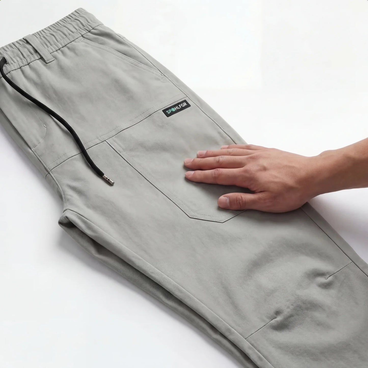 大容量の収納ができる快適なカーゴパンツ 